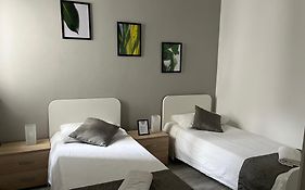 F4 Room 2, Private Room Two Single Beds Shared Bathroom