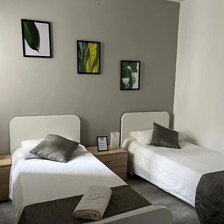 F4 Room 2, Private Room Two Single Beds Shared Bathroom Msida Exterior foto