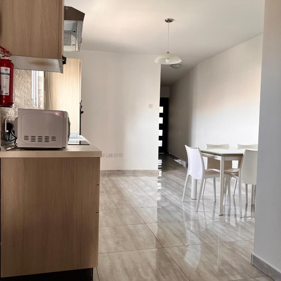 F4 Room 2, Private Room Two Single Beds Shared Bathroom Msida Exterior foto