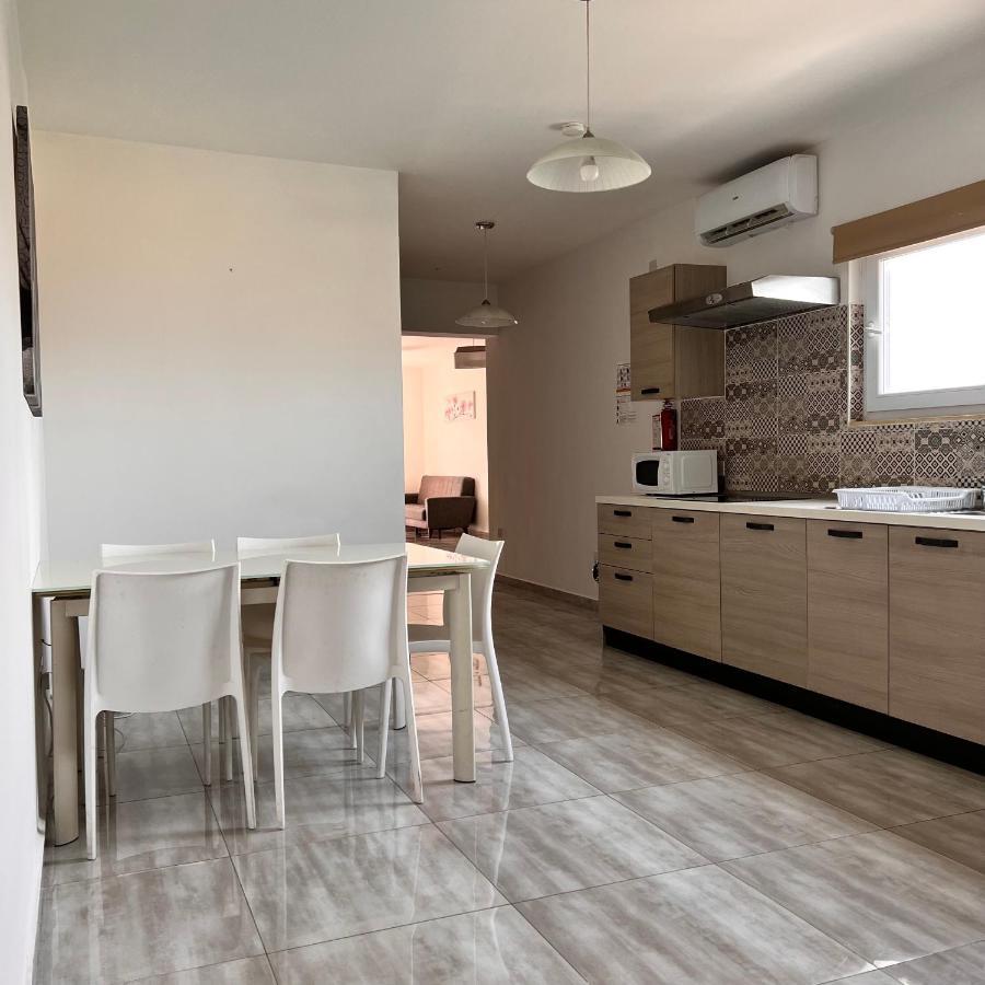 F4 Room 2, Private Room Two Single Beds Shared Bathroom Msida Exterior foto